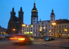 Czech Republic - Hradec Kralove: Cathedral of the Holy Ghost, White tower and Town hall - dusk - Katedrla svatho Ducha, radnice, Bela Vez - photo by J.Kaman