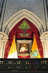 Quito, Ecuador: Sacred Heart of Christ and the flags of Ecuador and the Holy See - Baslica del Sagrado Voto Nacional - photo by M.Torres