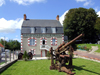 Saint-Cme-du-Mont, Carentan, Manche, Basse-Normandie, France: Deadman's Corner Museum - D-Day Paratrooper Historical Center - 88 mm gun - German anti-aircraft and anti-tank artillery gun - 8.8 cm Flak used by the heroic Fallschirmjagers - Village de l'Amont - photo by A.Bartel