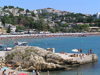 Montenegro - Crna Gora - Ulcinj: urban water front - beach / crowded city beach - Mala Plaza and rock outcrop - photo by J.Kaman - photo by J.Kaman