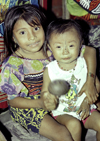 Panama - comarca Kuna Yala - San Blas Islands: sisters - Kuna girls - photo by A.Walkinshaw