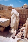 Tunisia / Tunisie / Tunisien - Jerba Island - Houmt Souq: the old fort - Borj Ghazi Mustapha - Roman statue and cannon balls (photo by M.Torres)