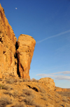 Chaco Canyon National Historical Park, New Mexico, USA: tall cliffs with a fangerous fractured stone near Pueblo Bonito - photo by M.Torres